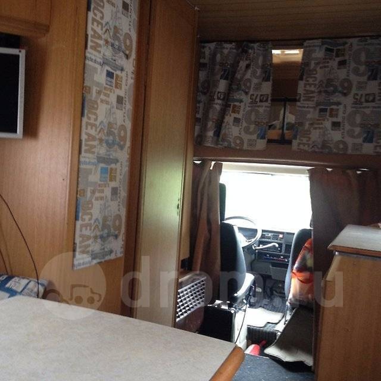 Внутри салона есть даже камин Внутри салона есть даже камин