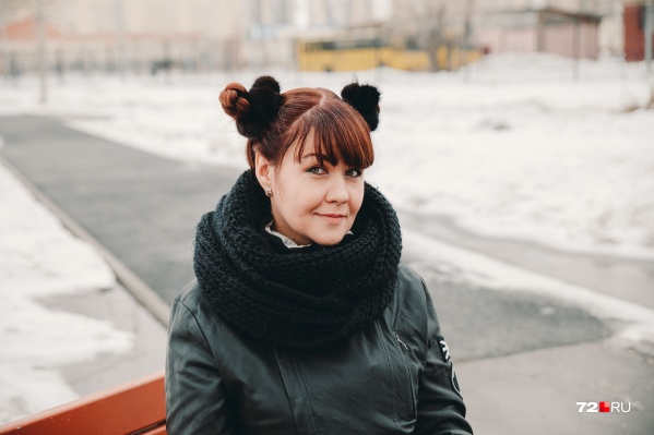 Наталья Сюткина в 2003 году рискнула всем и поехала сниматься в одном из первых на российском телевидении реалити-шоу. Родители тюменки были уверены, что их дочь обманули и пытаются впутать в какую-то авантюру. Так и было, но вылилось это всё в народную любовь и славу. Однако спустя почти 20 лет её имя исчезло из заголовков СМИ. Как теперь живёт телезвезда нулевых? Наталья Сюткина в 2003 году рискнула всем и поехала сниматься в одном из первых на российском телевидении реалити-шоу. Родители тюменки были уверены, что их дочь обманули и пытаются впутать в какую-то авантюру. Так и было, но вылилось это всё в народную любовь и славу. Однако спустя почти 20 лет её имя исчезло из заголовков СМИ. Как теперь живёт телезвезда нулевых? 