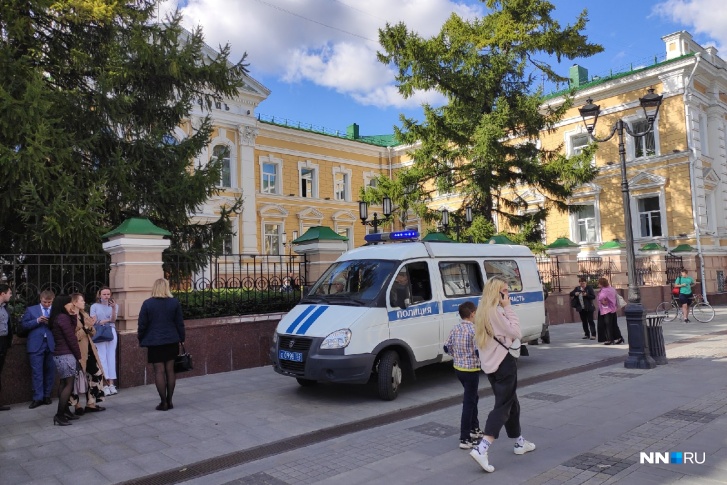 Сотрудники суда уже два часа не могут вернуться на работу Сотрудники суда уже два часа не могут вернуться на работу