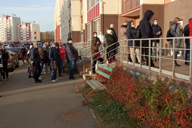 В Челябинске пациентов с ОРВИ, выстроившихся в огромную очередь, отправили в другую поликлинику