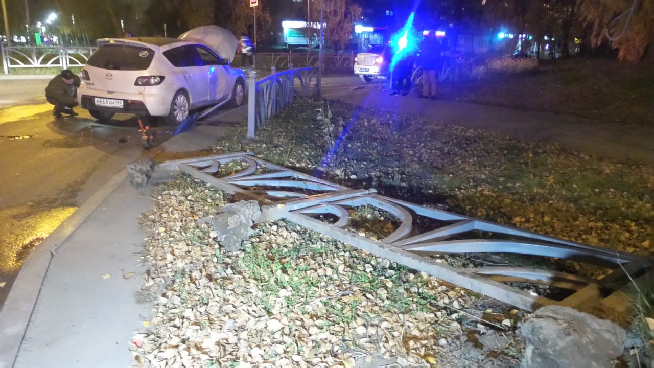 В Екатеринбурге из-за водителя, который врезался в ограждение, пострадал пешеход, стоявший на тротуаре