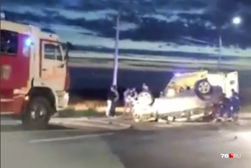 Один из легковых автомобилей в результате ДТП перевернулся на крышу Один из легковых автомобилей в результате ДТП перевернулся на крышу