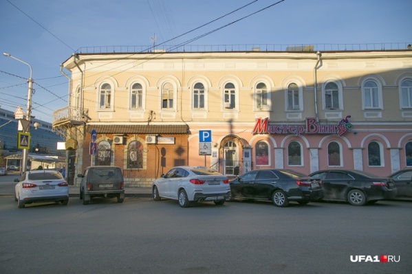 Водители оставляют свои машины на целый день вдоль дороги Водители оставляют свои машины на целый день вдоль дороги 