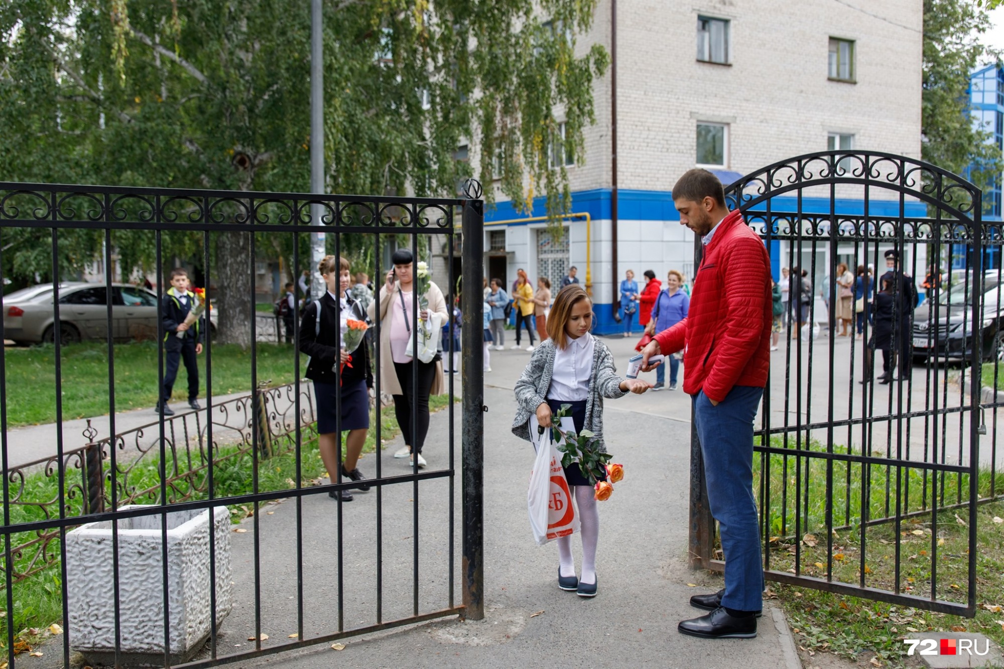 У этой школьницы проверяют температуру (хотя лучше бы проверили, что у нее в пакете) У этой школьницы проверяют температуру (хотя лучше бы проверили, что у нее в пакете)
