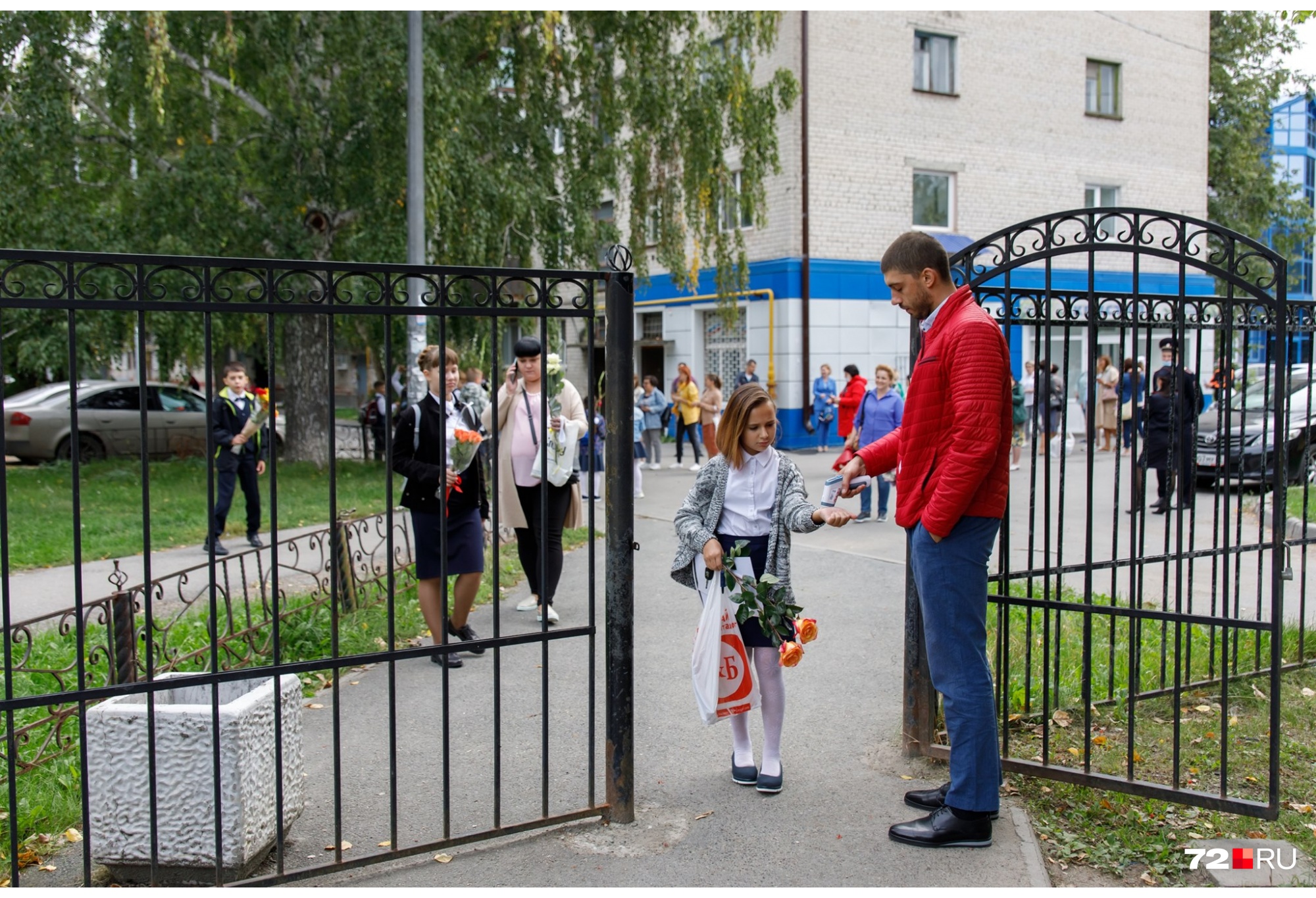 У этой школьницы проверяют температуру (хотя лучше бы проверили, что у нее в пакете) У этой школьницы проверяют температуру (хотя лучше бы проверили, что у нее в пакете)