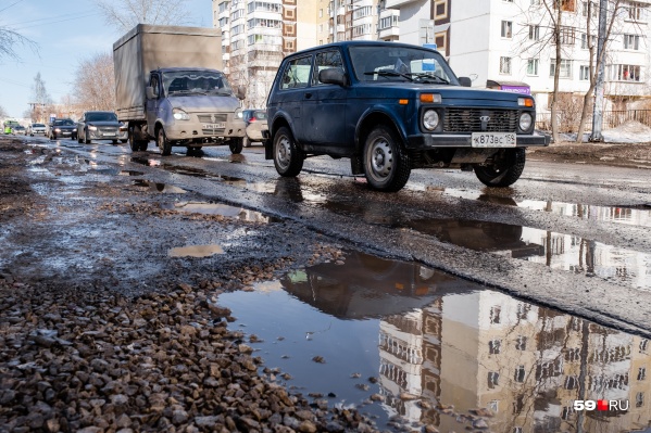 Участок улицы Карпинского весь в ямах и колеях Участок улицы Карпинского весь в ямах и колеях 