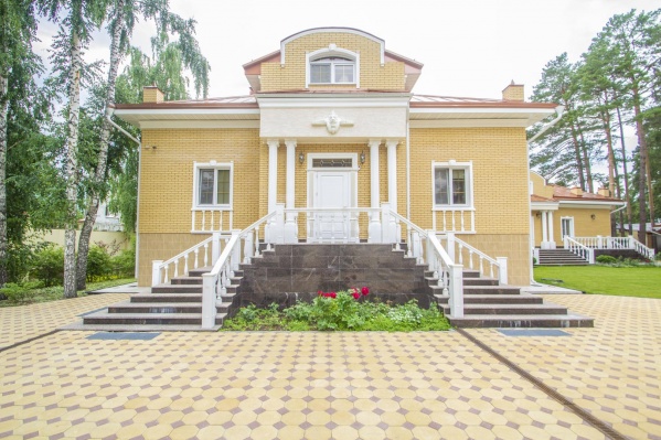 Эта представительная усадьба находится в микрорайоне Тараскуль Эта представительная усадьба находится в микрорайоне Тараскуль