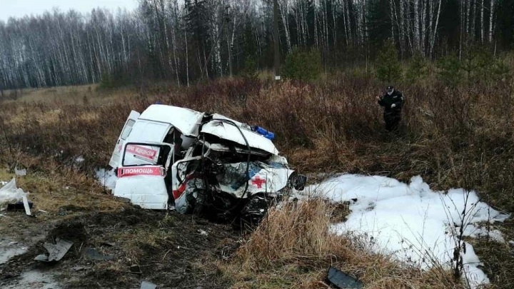 ГИБДД Прикамья опубликовала фотографии ДТП со скорой и грузовиком: в нем погибли два медика