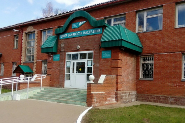 Женщина сделала свое заявление на оперативке в центре занятости Женщина сделала свое заявление на оперативке в центре занятости
