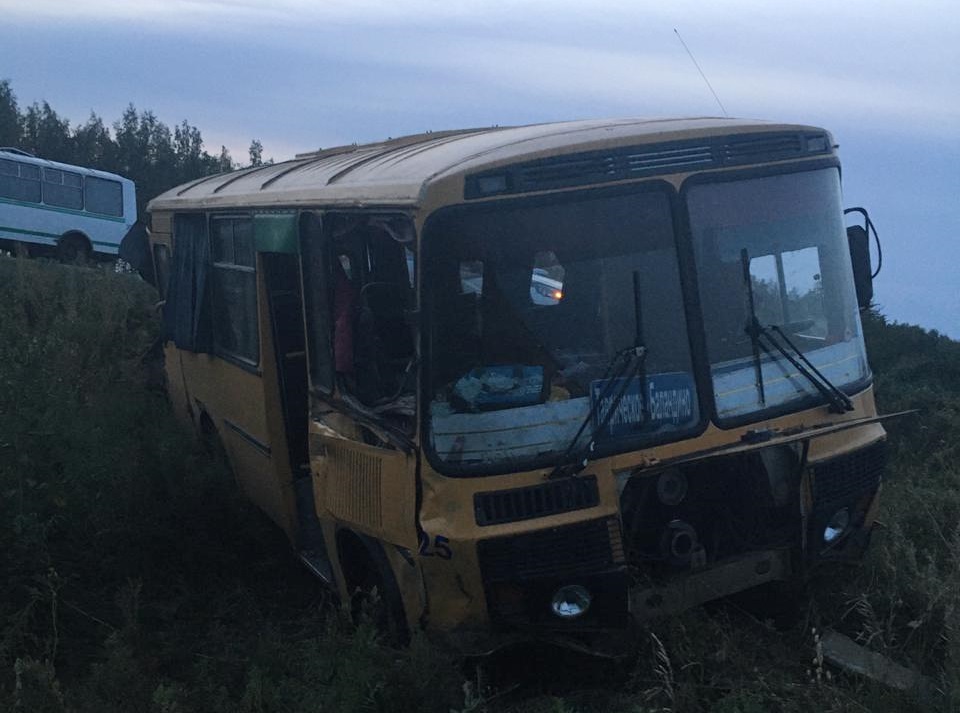 В Омской области автобус с тринадцатью пассажирами врезался в грузовик при обгоне