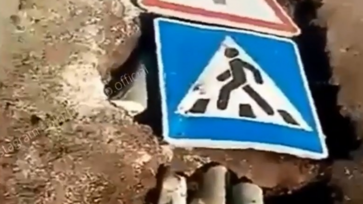 И так сойдет: в Башкирии дорожники залатали ямы бревнами и предупреждающими знаками