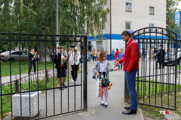 Первая остановка на нашем пути — гимназия № 12. При входе на территорию школы всем измеряли температуру. Если в норме — пропускали дальше Первая остановка на нашем пути — гимназия № 12. При входе на территорию школы всем измеряли температуру. Если в норме — пропускали дальше
