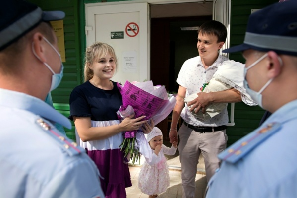 Сотрудники ГИБДД пришли на выписку из роддома Сотрудники ГИБДД пришли на выписку из роддома