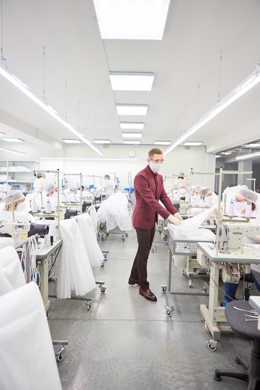 Екатеринбургский модельер перенастроил три свои фабрики на выпуск защитных костюмов и масок для врачей