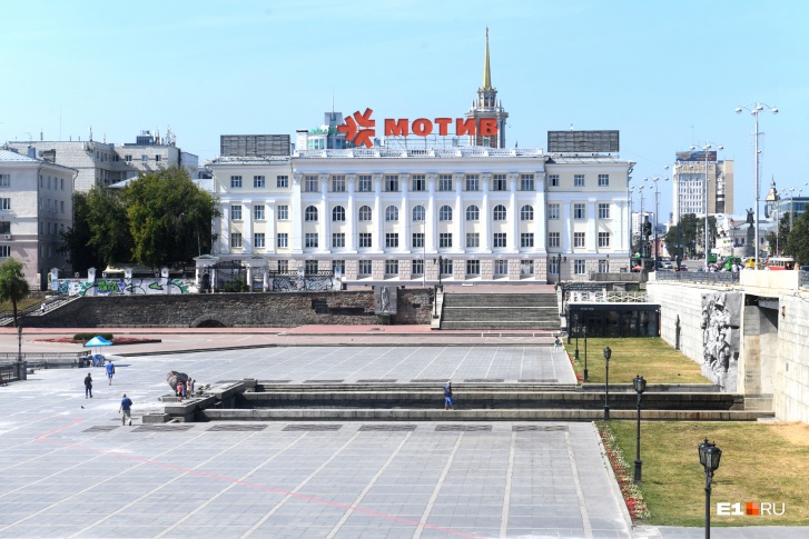 В четверг силовики нагрянули в офис «Мотива» на улице Мамина-Сибиряка