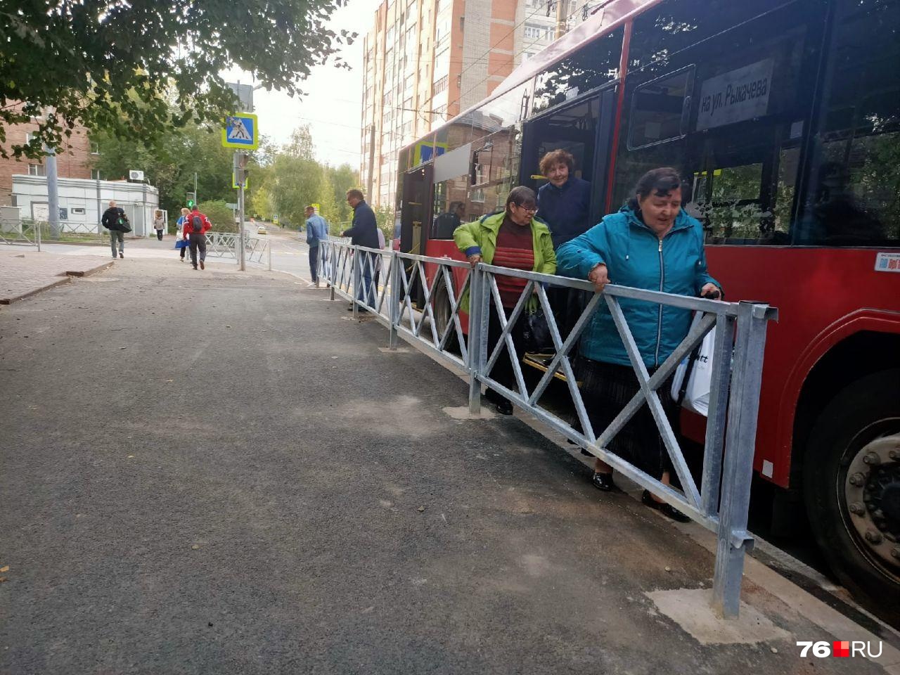 На улице Рыкачёва теперь троллейбусы высаживают людей прямо в забор