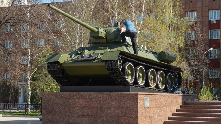 В Перми к Дню Победы отреставрировали танк Т-34 на площади Ветеранов