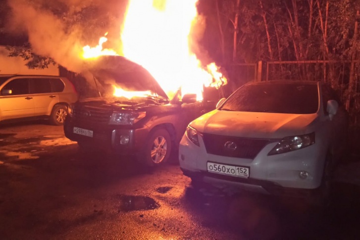 Огонь перекинулся с Toyota Land Cruiser на стоявший рядом Lexus Огонь перекинулся с Toyota Land Cruiser на стоявший рядом Lexus