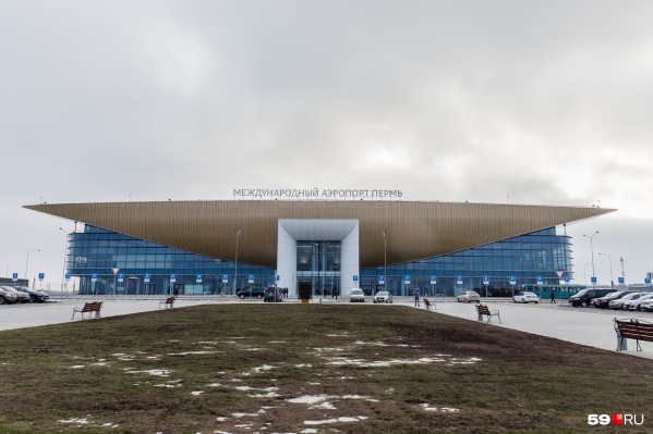 После приземления в Пермском аэропорту самолет проверили специалисты После приземления в Пермском аэропорту самолет проверили специалисты