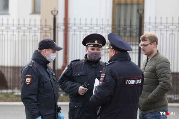 Власти пока лишь рекомендовали южноуральцам носить маски, но с 12 мая всех ждёт ужесточение мер Власти пока лишь рекомендовали южноуральцам носить маски, но с 12 мая всех ждёт ужесточение мер