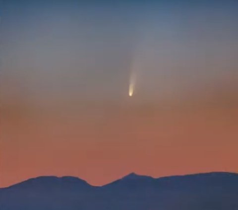 Полюбуйтесь на самую яркую комету. Она едва показалась в северном полушарии и уже машет хвостом на прощание