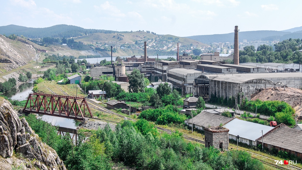 Завод, железная дорога, пруд — все города здесь сделаны по одному макету Завод, железная дорога, пруд — все города здесь сделаны по одному макету