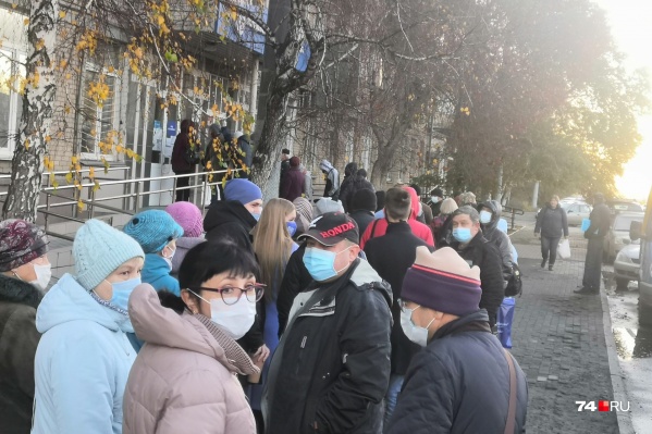 Проблема больничных очередей в Челябинской области сейчас актуальна как никогда. Вот такая картина была сегодня перед поликлиникой на Доватора Проблема больничных очередей в Челябинской области сейчас актуальна как никогда. Вот такая картина была сегодня перед поликлиникой на Доватора
