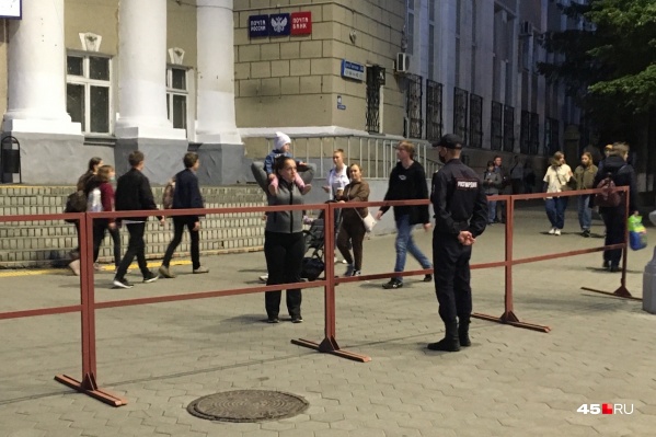 Людям можно стоять только за ограждением Людям можно стоять только за ограждением