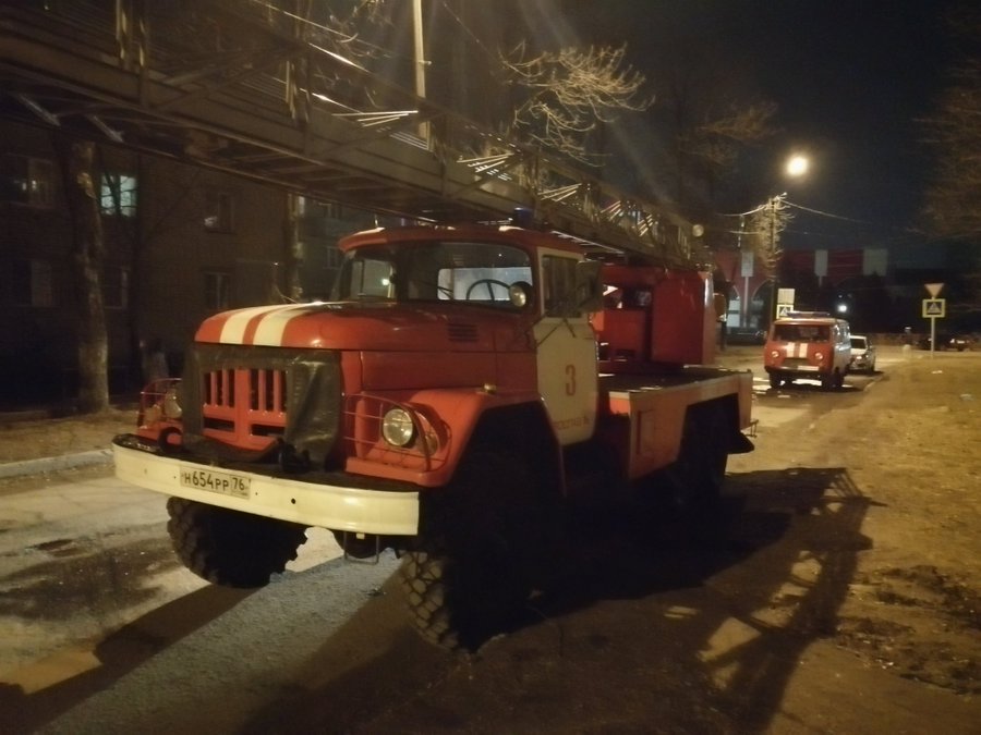 Пострадал человек: в Ярославле из горящей многоэтажки эвакуировали людей