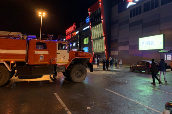 Огонь в центре потушен, но торговлю он сегодня вряд ли возобновит Огонь в центре потушен, но торговлю он сегодня вряд ли возобновит