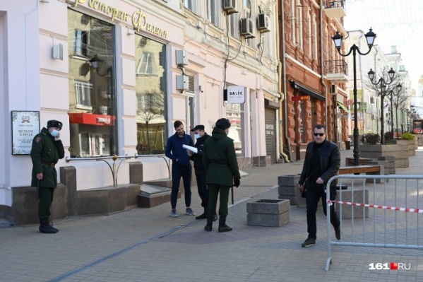Масочный режим в Ростовской области действует с 9 мая. Его нарушителям грозит штраф до 30 тысяч рублей. Масочный режим в Ростовской области действует с 9 мая. Его нарушителям грозит штраф до 30 тысяч рублей. 