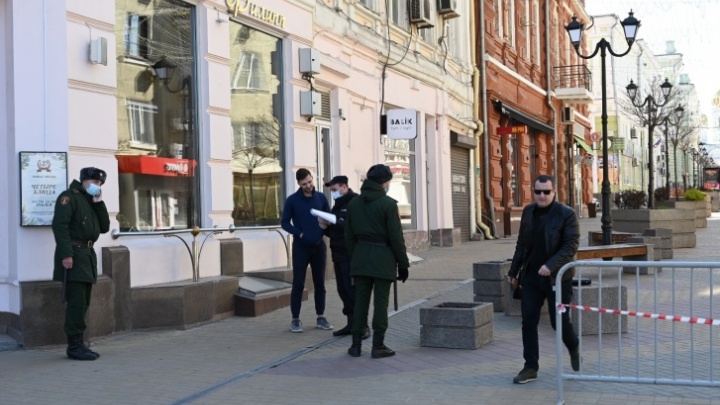 В Ростове лжеполицейские «оштрафовали» двух человек за нарушение масочного режима