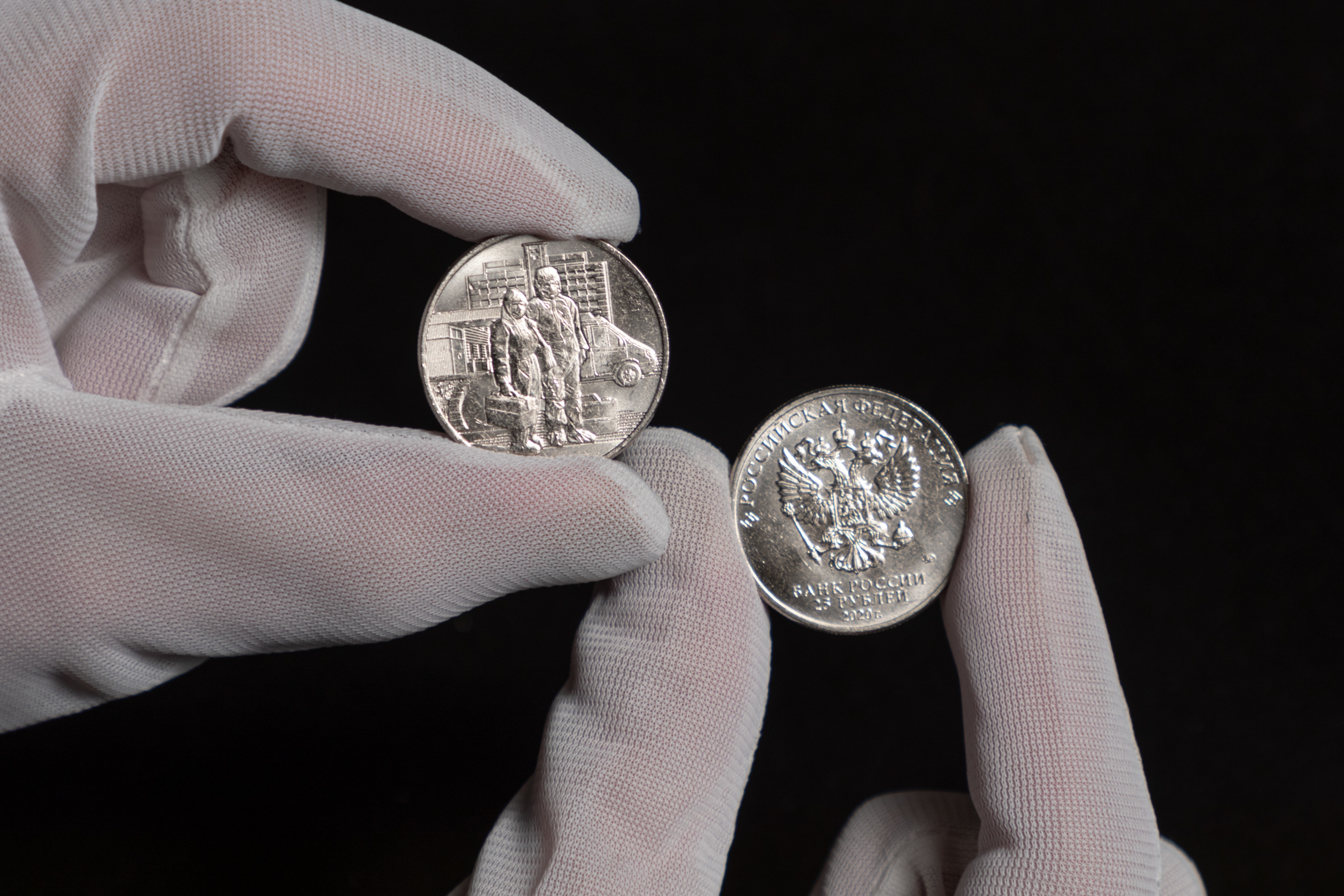 В Омск привезли 25-рублевые монеты с изображением медиков в ковидных костюмах