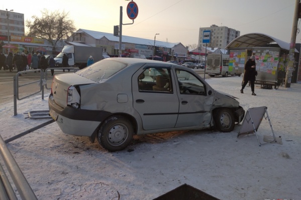 Renault на скорости вылетел прямо туда, где стояли уличные торговцы Renault на скорости вылетел прямо туда, где стояли уличные торговцы
