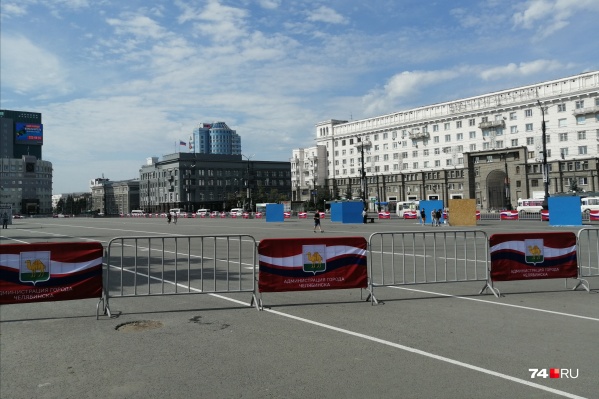 Площадь огорожена, но торговли сегодня на ней нет Площадь огорожена, но торговли сегодня на ней нет