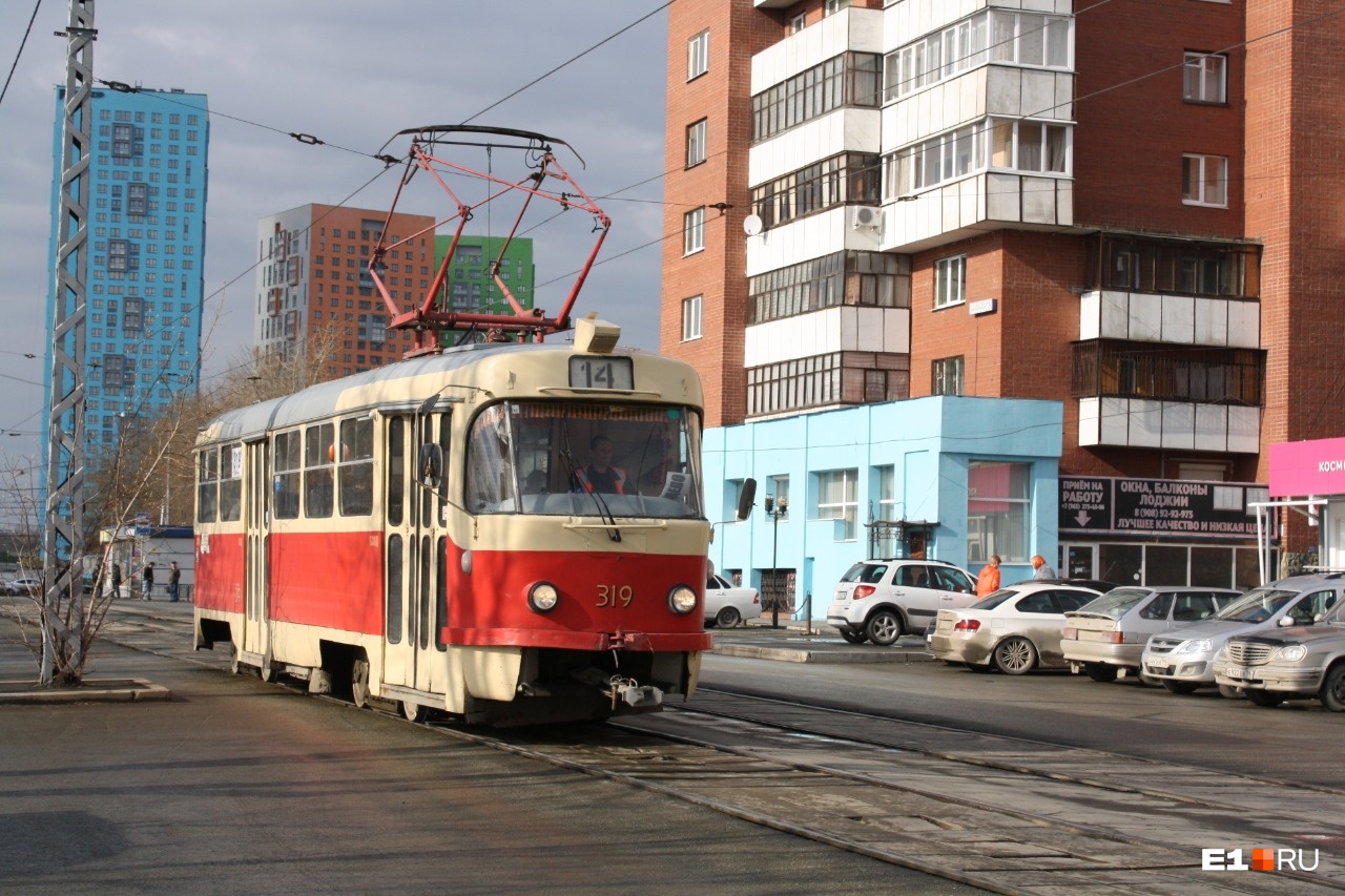 В центре Екатеринбурга обстреляли трамвай № 2