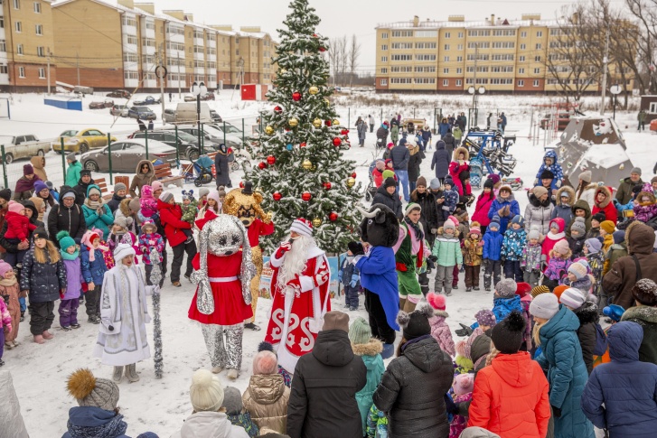 Поздравить маленьких жителей пришли Дед Мороз и Снегурочка