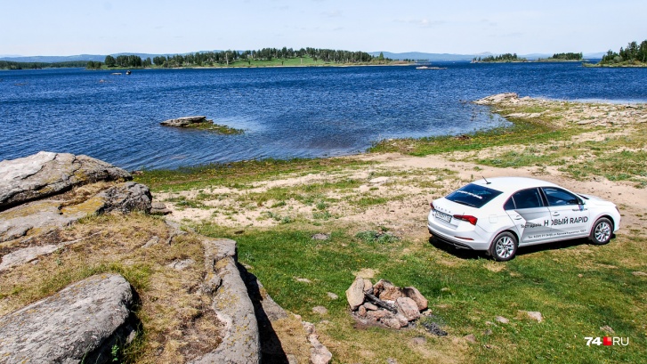 У новой SKODA Rapid много опций, но вот USB-разъема среди них нет У новой SKODA Rapid много опций, но вот USB-разъема среди них нет