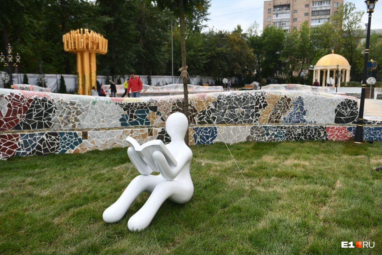 А это уже на школьном дворе А это уже на школьном дворе