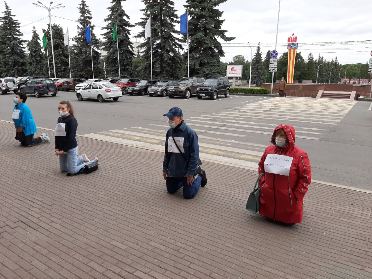 Перед чем стоят на коленях. Россияне на коленях. Россияне встали на колени. Стоят на коленях перед Путиным. Россияне стоят на коленях.