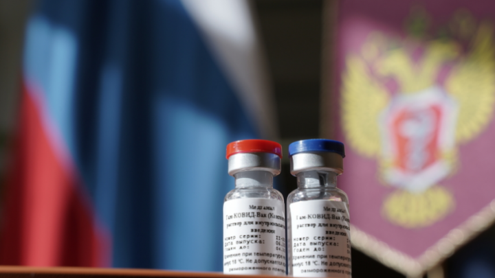 «Ее, что ли, за неделю сделали?»: врач из Красноярска усомнился в эффективности вакцины от COVID-19