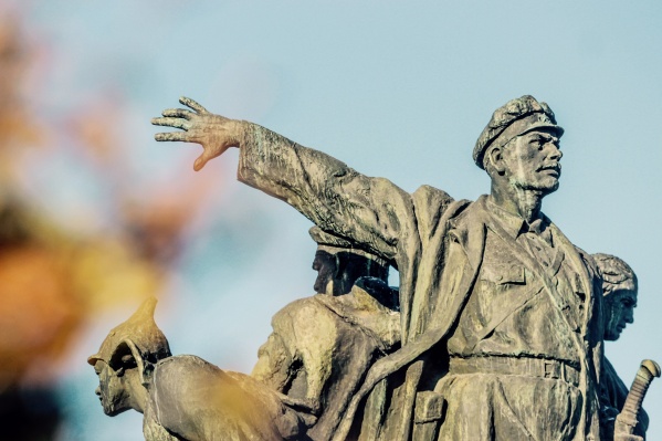 Рабочий, кажется, вот-вот сойдет с постамента Рабочий, кажется, вот-вот сойдет с постамента