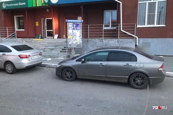 Сигнальной лентой оцепили территорию рядом с банком Сигнальной лентой оцепили территорию рядом с банком