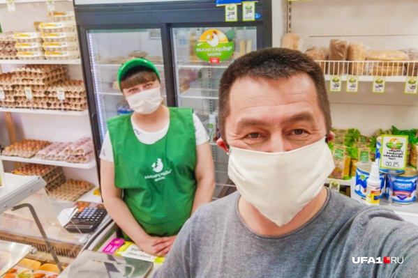 Ильдар и продавцы в его магазине правила поведения в пандемию соблюдают — работают в масках Ильдар и продавцы в его магазине правила поведения в пандемию соблюдают — работают в масках 