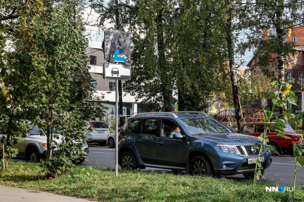 Не все еще знаки платных парковок расчехлили Не все еще знаки платных парковок расчехлили