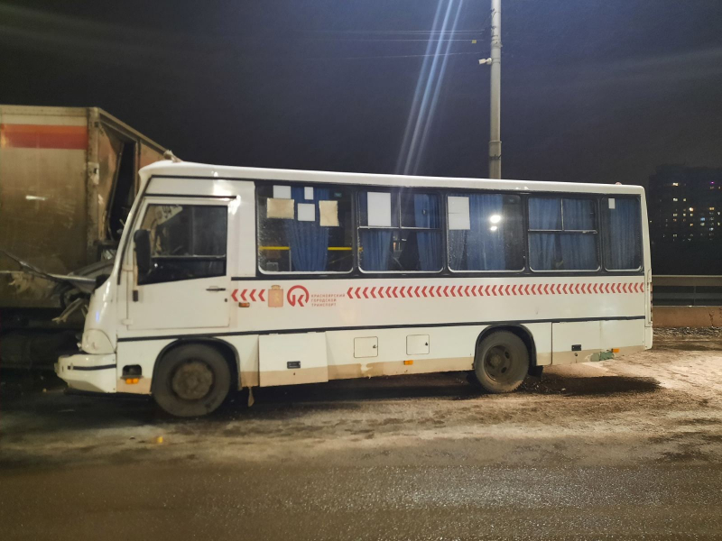 Пассажиры говорят, что автобусы на этом маршруте часто ездят без кондукторов, поэтому водитель мог просто отвлечься Пассажиры говорят, что автобусы на этом маршруте часто ездят без кондукторов, поэтому водитель мог просто отвлечься