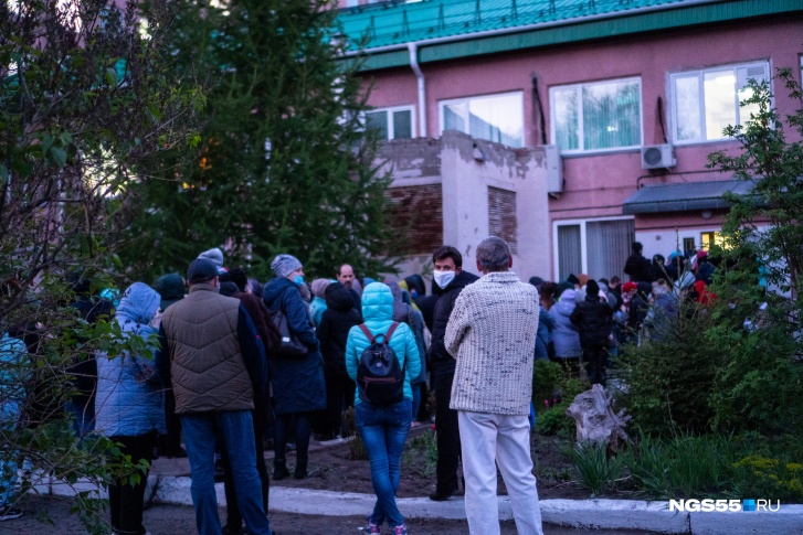 У входа в отделение образовалась большая очередь У входа в отделение образовалась большая очередь
