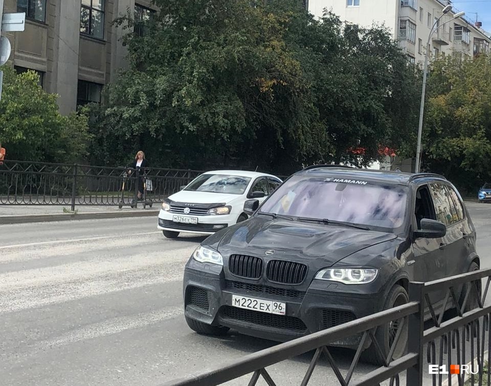 «Она плакала, просила ее отпустить»: в центре Екатеринбурга мужчина на BMW похитил молодую девушку
