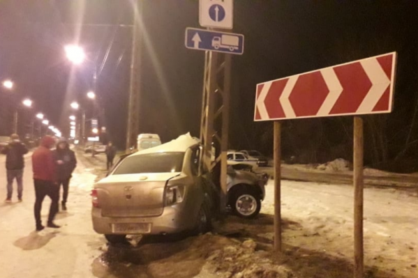 Отечественное авто вылетело с дороги Отечественное авто вылетело с дороги