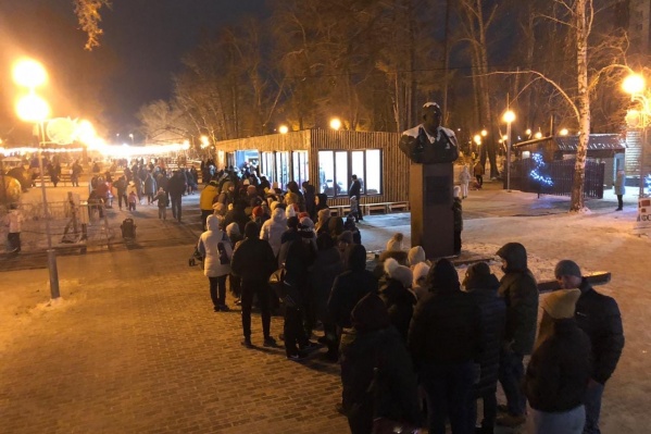 Очередь на новый каток в эти выходные начиналась еще за пределами парка, многие так и не смогли выйти на лед Очередь на новый каток в эти выходные начиналась еще за пределами парка, многие так и не смогли выйти на лед